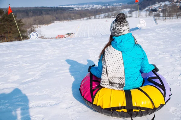 Junges Mädchen Snow Tubing Von Hügel Hinter Winteraktivitätskonzept — Stockfoto