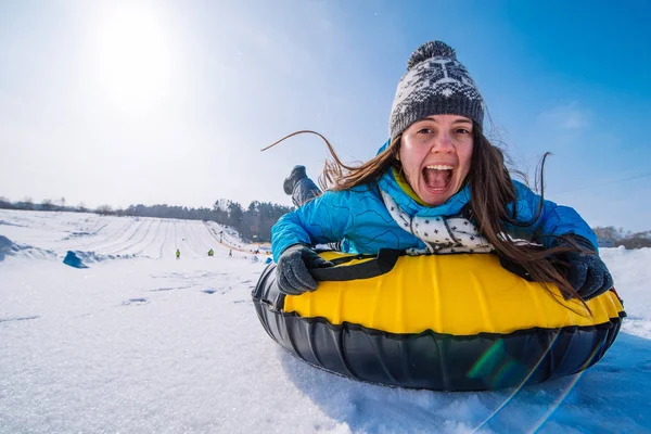 Junge Lächelnde Frau Hält Sich Für Schlitten Snow Tubing Winteraktivitätskonzept — Stockfoto