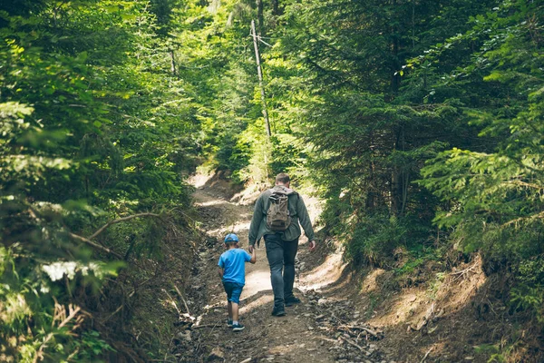 Père Avec Petit Fils Marchant Sur Sentier Forestier Concept Randonnée — Photo