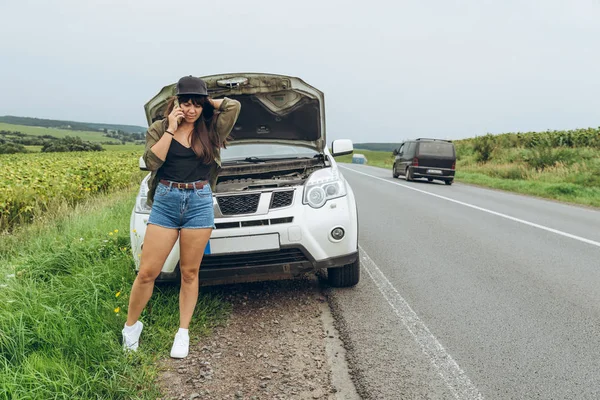 Junge Erwachsene Frau Steht Neben Kaputtem Auto Auf Der Autobahn — Stockfoto