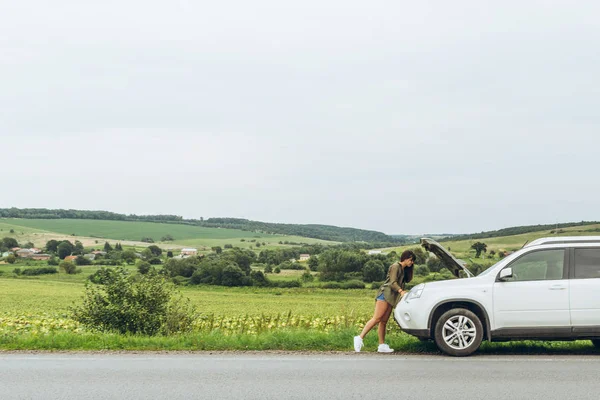 Mujer Pie Carretera Cerca Coche Roto Con Capucha Abierta Accidente — Foto de Stock