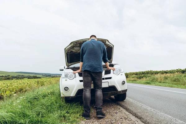 Mann Blickt Auf Motor Kaputtem Auto Straßenrand Roadtrip Probleme — Stockfoto