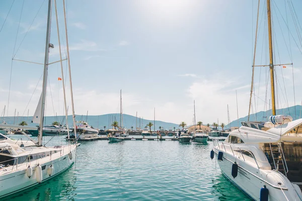 Jachtok Bay Montenegróban Hegyek Háttérben Táj Szépségét — Stock Fotó