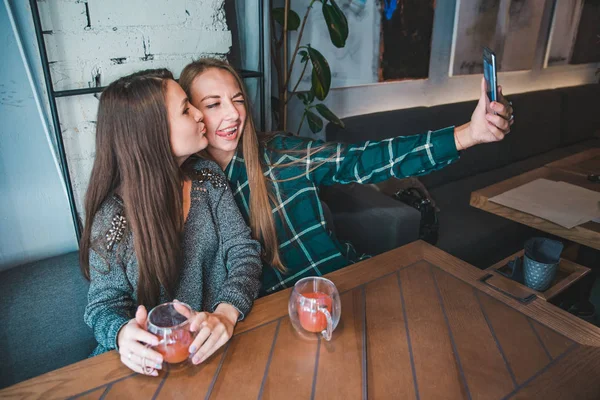 Két Barátnő Figyelembe Véve Selfie Kávézóban Ült Gyümölcs Tea Ivás — Stock Fotó