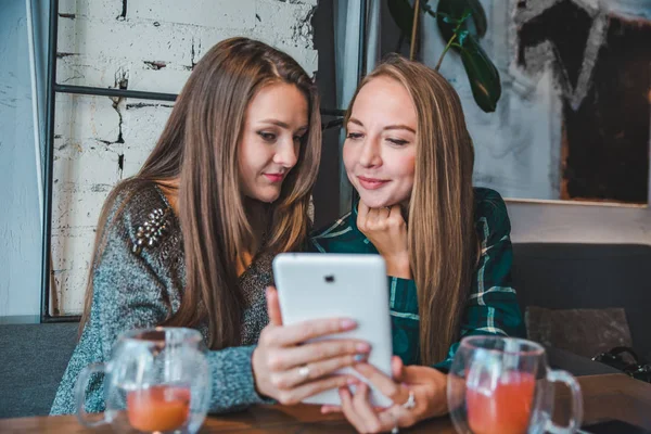 Two Women Talking Cafe Drinking Tea Looking Tablet Concept — Stock Photo, Image