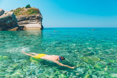 adam maske ve eylem fotoğraf makinesi ile su altında yüzmek. video kaydı