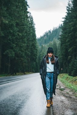 kadın dağ orman yolun ortasında. araba yolculuğu