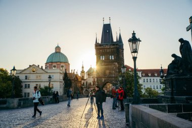 Prague, Çek Cumhuriyeti - 22 Eylül 2018: Charles Köprüsü üzerinde gündoğumu