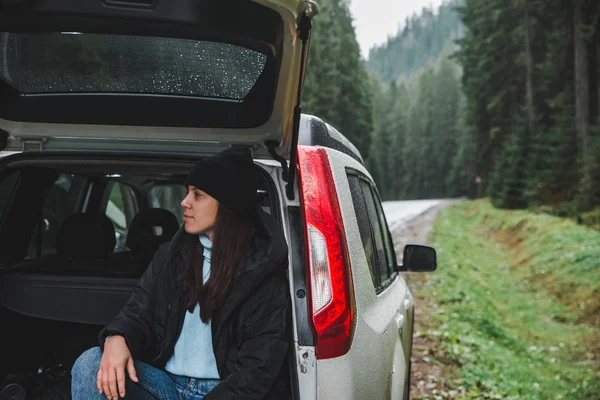 Jovem Mulher Adulta Sentada Tronco Suv Descansando Após Viagem Estrada — Fotografia de Stock