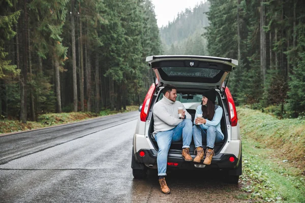 Para Przestać Pić Gorącą Herbatę Road Trip Koncepcja Siedząc Suv — Zdjęcie stockowe