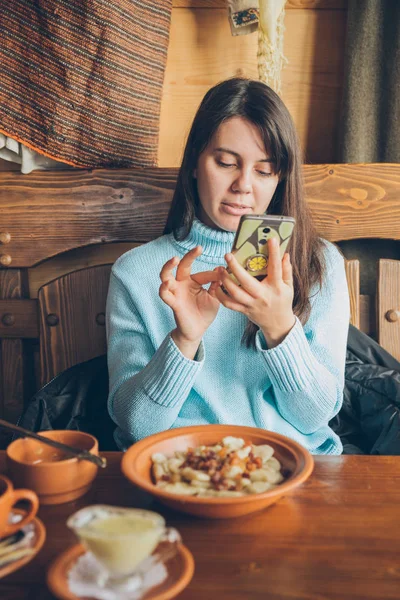 Mujer Sentada Café Charlando Por Teléfono Estilo Vida —  Fotos de Stock