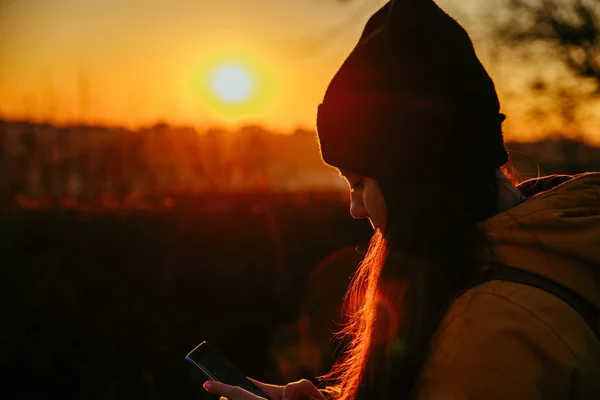 Young Woman Sunset Looking Phone Lifestyle — Stock Photo, Image