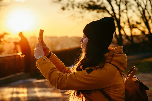 Jonge Mooie Vrouw Nemen Foto Haar Telefoon Zonsondergang Levensstijl — Stockfoto