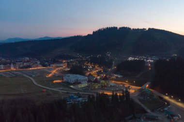 Bukovel, Ukrayna - 13 Kasım 2018: bukovel gün batımında hava görünümünü. Karpat Dağları