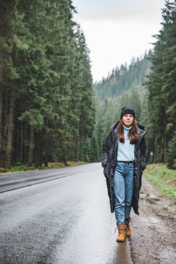 kadın dağ orman yolun ortasında. araba yolculuğu