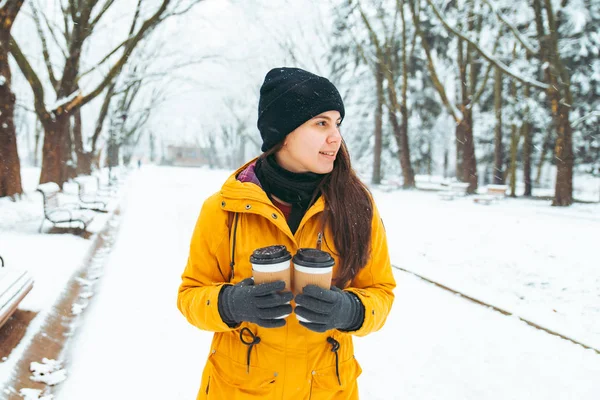 Женщина Прогуливается Снежному Городскому Парку Кофейной Чашкой Концепция Холодного Дня — стоковое фото