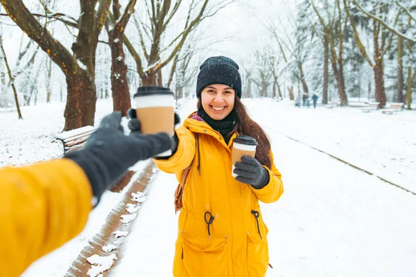 Женщина Дает Чашку Кофе Другу Встреча Снежном Зимнем Парке — стоковое фото