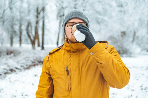 Hombre Bebiendo Café Parque Ciudad Estilo Vida Casual Invierno Nevado — Foto de Stock
