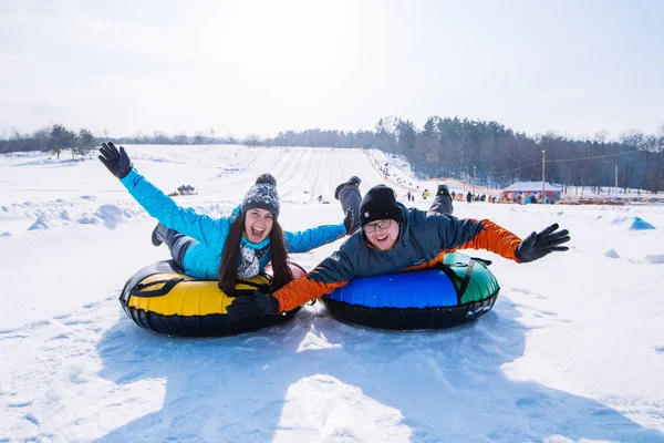 Přátel Baví Snowtubing Zimní Aktivity Jízda Kopce — Stock fotografie