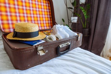 yolculuk için hazır giyim çantayla. seyahat kavramı. kopya alanı