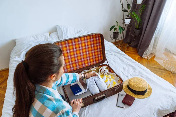 Frau Steckte Kleidung Koffer Mit Laptop Fahrkarten Kopierraum Reisekonzept — Stockfoto