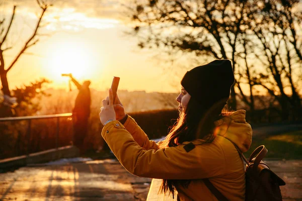 Young Pretty Woman Taking Picture Her Phone Sunset Lifestyle — Stock Photo, Image