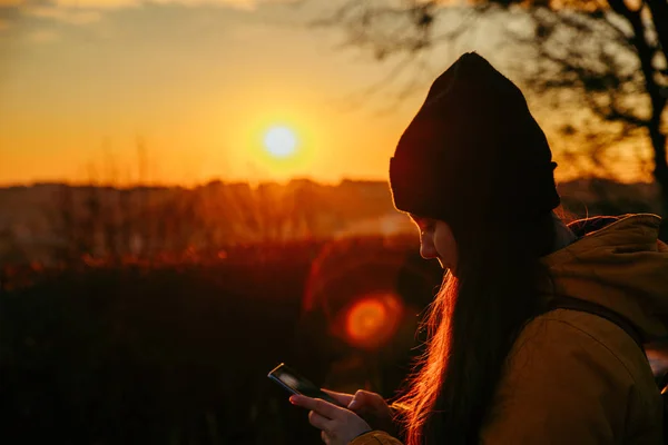 Mujer Joven Atardecer Mirando Teléfono Estilo Vida —  Fotos de Stock