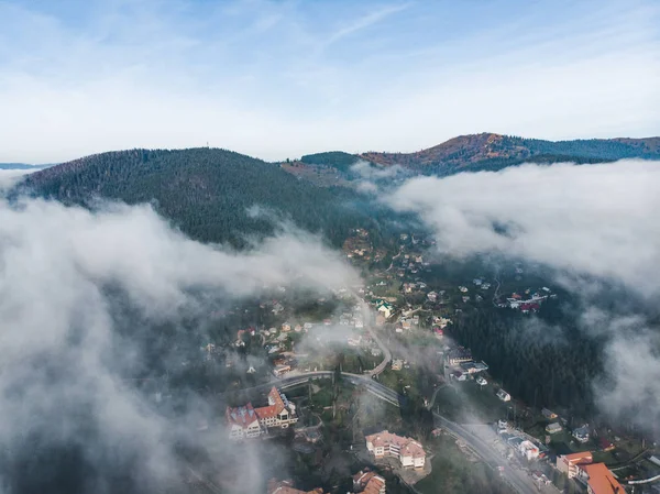 Luftaufnahme Eines Dorfes Den Bergen Über Dem Wolken Liegen Reisekonzept — Stockfoto