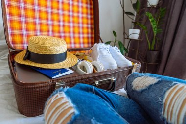 yolculuk için hazır giyim çantayla. seyahat kavramı. kopya alanı