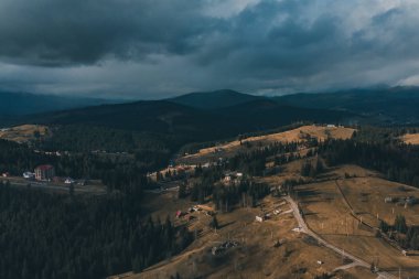 bulutlu havalarda hava görünümünü Karpat Dağları'nın. manzara