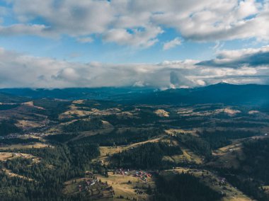 bulutlu gökyüzü ile havadan görünümü Karpat Dağları'nın. manzara