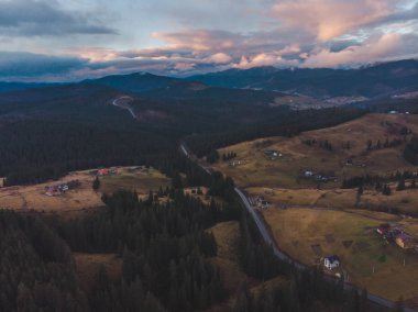 bulutlu gökyüzü ile havadan görünümü Karpat Dağları'nın. manzara