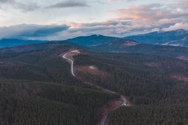 Sunset'teki havadan görünümü karayolu dağlarda. manzara