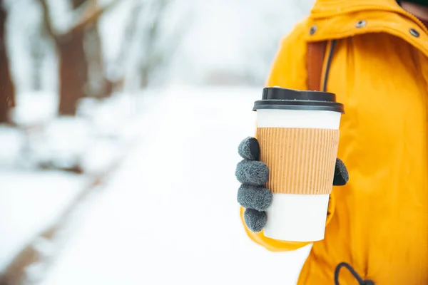 Vrouw Met Kopje Koffie Buiten Winter Dag Concept — Stockfoto