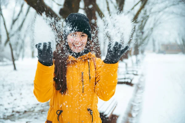 Женщина Играет Снегом Снежном Городском Парке Зима — стоковое фото