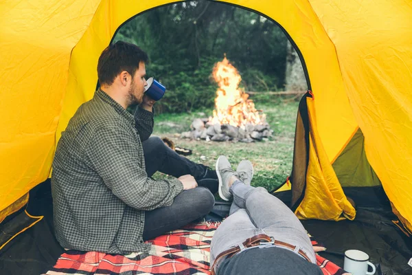 Couple Reposant Dans Une Tente Avec Vue Sur Feu Concept — Photo