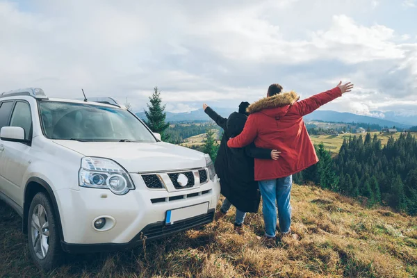 Couple Holding Looking Beautiful Mountains View Car Travel Road Trip — Stock Photo, Image