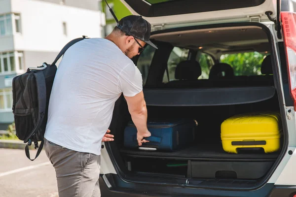 Mann Packt Taschen Den Kofferraum Bereit Für Die Autofahrt Sonniger — Stockfoto