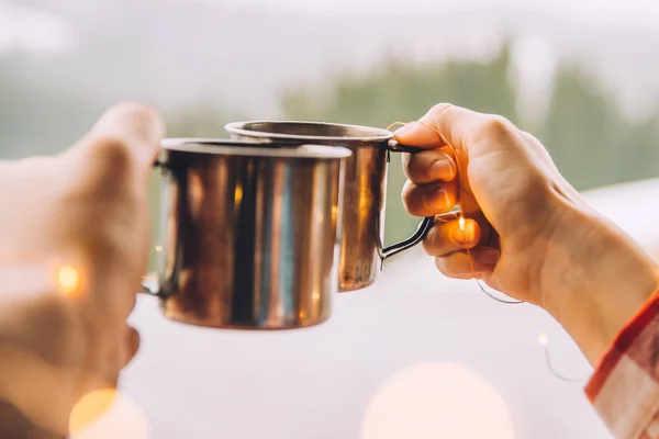 Par Manos Sosteniendo Dos Tazas Metal Con Concepto Senderismo Caliente —  Fotos de Stock