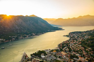 Sunset'teki havadan görünümü kotor şehir. Yaz saati tatil