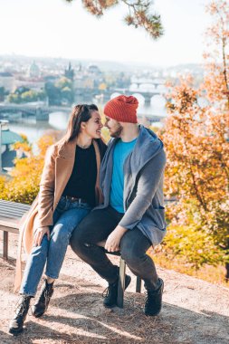 Çift, gülümseyen arıyorum. Sonbahar Prag arka plan üzerinde. seyahat kavramı