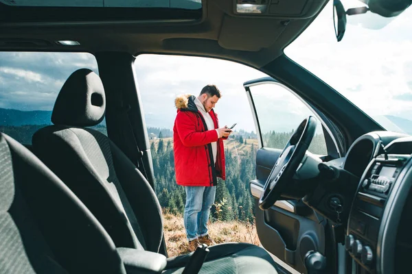 Homem Perto Carro Com Controlador Drone Tirando Fotos Visão Através — Fotografia de Stock