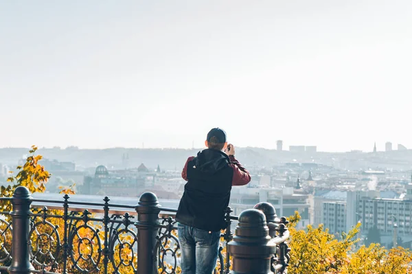 Мужчина Фотографирует Телефон Европейский Город Город Путешествия — стоковое фото