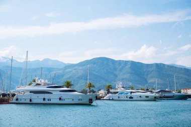 şehir yatlar yerleştirin. Yaz saati. denizde tatil. kopya alanı