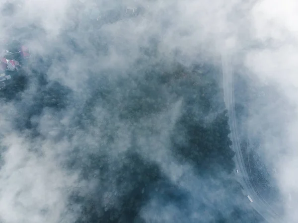 Bovenaanzicht Van Wolken Boven Forest Bergen Luchtfoto — Stockfoto