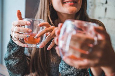 iki kız arkadaşım kafede içki ise bir çay konuşuyor. Toplantı kavramı