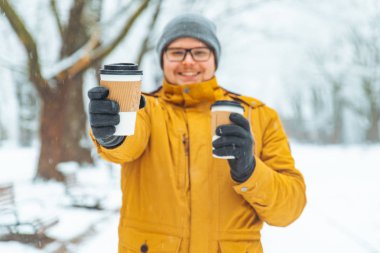 adam başını Şehir Parkı arkadaş kahve getir. kış sezonu