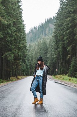 kadın dağ orman yolun ortasında. araba yolculuğu