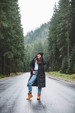 kadın dağ orman yolun ortasında. araba yolculuğu