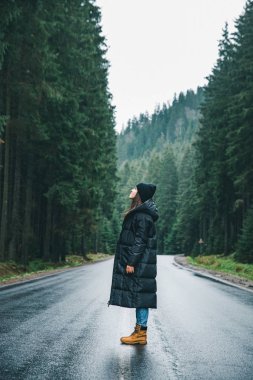 kadın dağ orman yolun ortasında. araba yolculuğu